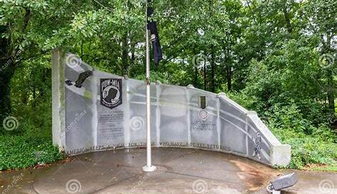 Gun Memorial Georgia Pow в парке Heritage в Макдонаф Га