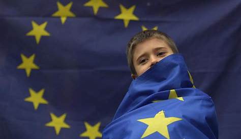 R Reu Eu Leta Logo Diseño En Blanco Antecedentes Eu Ceativo Ciculo