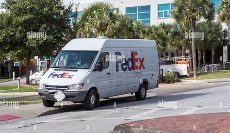 Fedex высадился в Gainesville Fl Delivery Van на кампусе Университета Ориды в Уфе