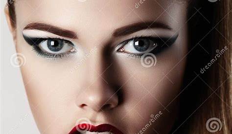 Bare Women Photos Young Woman With Red Lips Фото скачивает фото