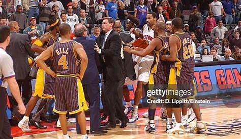 Историческая соперница Pistons Vs Pacers Showdown 2004 Фото и премиальные фотографии
