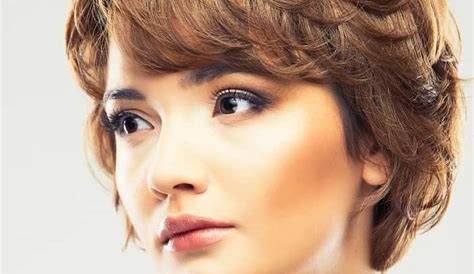 Короткие средние коричневые прически 20 лучших пернатых Бобов с Piecey Bangs