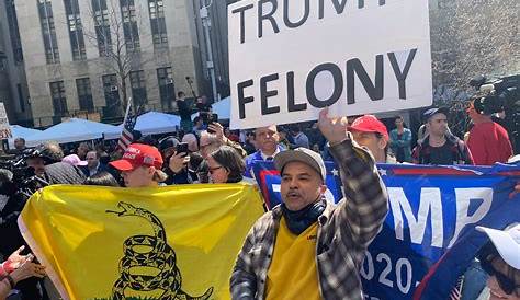 Протестующий Memespittube Категория «Трамп или смерть» Мрачный цирк на Манхэттене