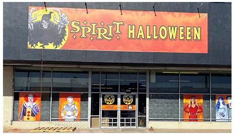Spirit Halloween в магазинах Иллинойса открыт на 2022 год возле дубового леса