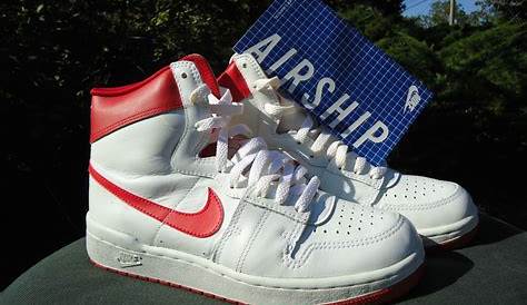 1984 Nike Shoes: Iconic Style, Still Fresh (англ.) (недоступная ссылка — история).