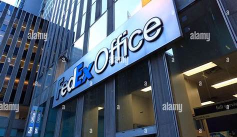 Неподалеку от Fedex Officepitpoint Office Store в центре Манхэттена Нью-Йорк Стоковая фотография