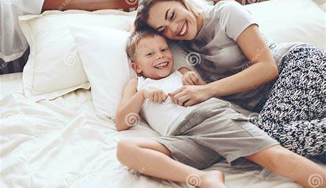 Mon and Son Sleepingpodcast: мама делится кроватью