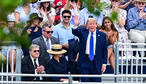 Дональд Трамп и Баррон: памятный камень