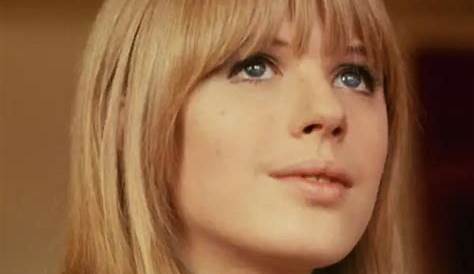 Марианна Фэйтфулл «Иконическое путешествие по музыке и жизни» 18 мая 1965 года британский поп-певец