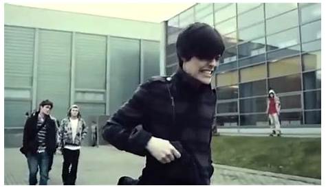 Оригинальное название: The Emo Kid Clutching Phenomenon: A Deep Dive