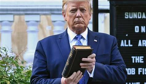 Дональд Трамп продает Библию: спорное предприятие в вере и прибыли