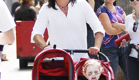 Оригинальное название: Dave Grohl’s Amazing Kids: A Glimpse Into Family Life